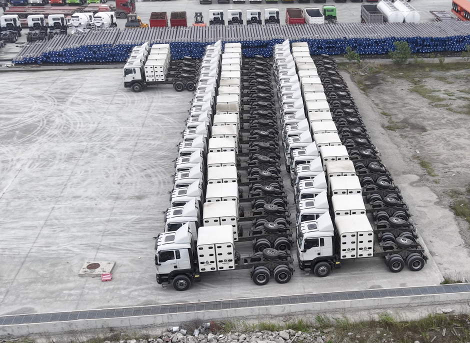 सातत्यपूर्ण वितरण सेवा आणखी ओळख मिळवते! 40 Sinotruk TX 6x4 CNG ट्रॅक्टर ट्रक यशस्वीरित्या नायजेरियाला पाठवले गेले.